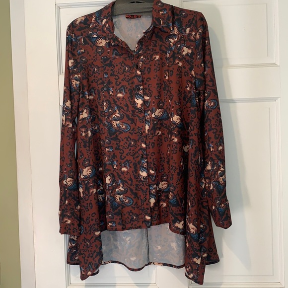 ISLE Tops - Woman’s top, size M. Bottom down front, EUC.